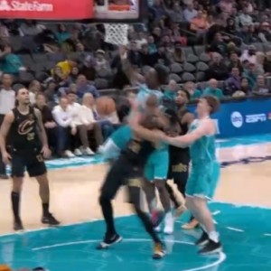 开云体育官方网站-贾勒特·阿伦和迪亚巴特拼抢时把后者架起一度悬空 被吹了技犯